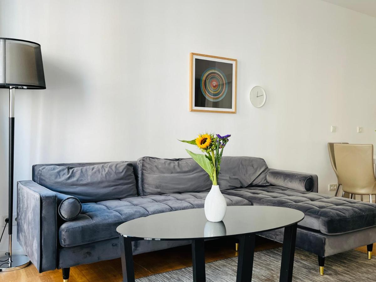 Modern Apartment In Mitte Berlin Bagian luar foto